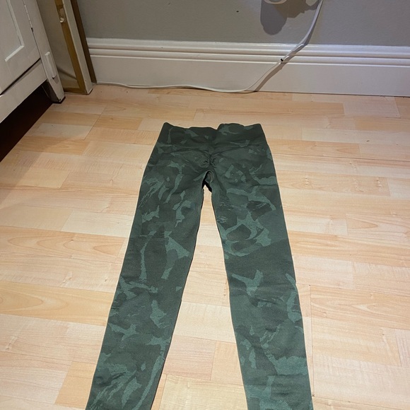 Green Camp Gym Shark booty scrunch leggings - Picture 5 of 7